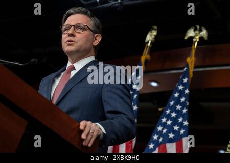 Washington, Vereinigte Staaten. 12 giugno 2024. Il relatore della camera dei rappresentanti degli Stati Uniti Mike Johnson (repubblicano della Louisiana) parla alla sua conferenza stampa settimanale con gli altri leader del GOP a seguito di una riunione tenutasi al Campidoglio martedì 4 giugno 2024. Crediti: Annabelle Gordon/CNP/dpa/Alamy Live News Foto Stock