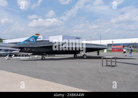 Airbus presenta il concetto di droni "Wingman" per Eurofighter all'ILA di Berlino. Foto Stock