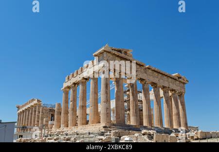 Il tempio del Partenone sull'Acropoli ateniese ad Atene, in Grecia, sotto un cielo azzurro. Foto Stock