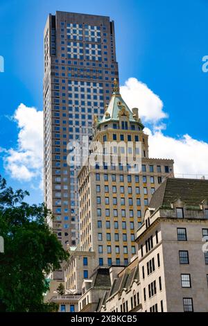 L'edificio Crown è un grattacielo ad uso misto costruito nel 1921 e situato al 730 5th Ave., 2024, New York City, USA Foto Stock