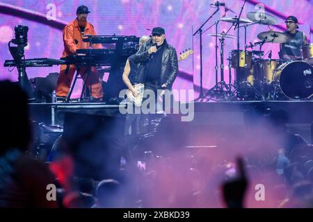 Milano, Italia. 12 giugno 2024. Concerto di Vasco Rossi allo stadio San Siro di Milano (Italia) - Mercoledì 12 giugno 2024 (foto Claudio Furlan/Lapresse) concerto di Vasco Rossi allo stadio San Siro di Milano (Italia) - mercoledì 12 giugno 2024 (foto Claudio Furlan/Lapresse) credito: LaPresse/Alamy Live News Foto Stock