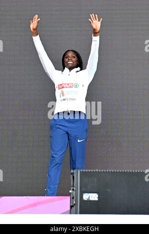 Stadio Olimpico, Roma, Italia. 12 giugno 2024. Campionati europei di atletica leggera 2024, giorno 6; Daryll NEITA (GBR) festeggia dopo aver vinto l'argento nella finale femminile 200m credito: Action Plus Sports/Alamy Live News Foto Stock