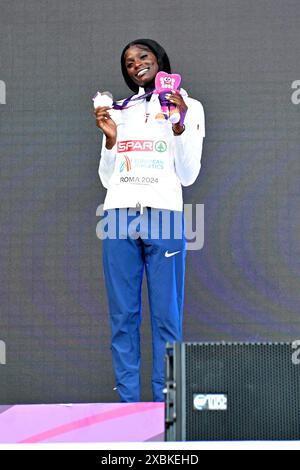 Stadio Olimpico, Roma, Italia. 12 giugno 2024. Campionati europei di atletica leggera 2024, giorno 6; Daryll NEITA (GBR) festeggia dopo aver vinto l'argento nella finale femminile 200m credito: Action Plus Sports/Alamy Live News Foto Stock