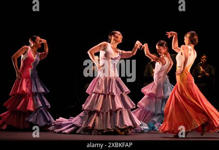 Sadlers Wells Theatre, Londra, Regno Unito. 12 giugno 2024. Invocación del Ballet Nacional de España. Invocación presenta quattro opere che coprono le pietre angolari della danza spagnola da mercoledì 12 a sabato 15 giugno. Il direttore artistico Rubén Olmo cura questa serata completa con flamenco vibrante e colorato, bolero tradizionale, danza contemporanea e balletto classico con 38 ballerini. Crediti: Malcolm Park/Alamy Live News Foto Stock