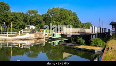 Vista panoramica di un canale tranquillo con un ponte sospeso aperto e chiatte ormeggiate in una giornata di sole, canale Glousecter & Sharpness Fretherne North Foto Stock