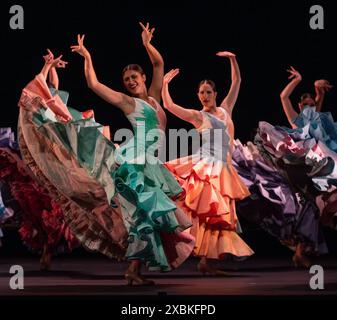 Sadlers Wells Theatre, Londra, Regno Unito. 12 giugno 2024. Invocación del Ballet Nacional de España. Invocación presenta quattro opere che coprono le pietre angolari della danza spagnola da mercoledì 12 a sabato 15 giugno. Il direttore artistico Rubén Olmo cura questa serata completa con flamenco vibrante e colorato, bolero tradizionale, danza contemporanea e balletto classico con 38 ballerini. Crediti: Malcolm Park/Alamy Live News Foto Stock