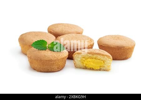 Mini torte ripiene di crema pasticcera isolate su bianco Foto Stock