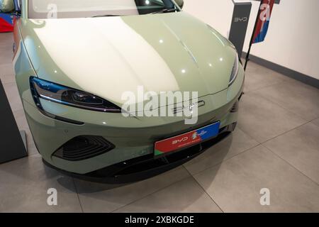 Vista frontale dell'auto elettrica New Sage Green BYD Seal, SUV produttore cinese in Studio, Elegance Vehicle in showroom, innovazione nell'industria automobilistica S Foto Stock