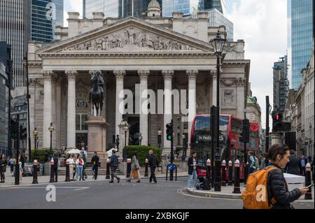 Strade trafficate di lavoratori cittadini visitatori turisti fuori dal Royal Exchange moderni grattacieli edifici per uffici sullo sfondo. Città di Londra Inghilterra Regno Unito Foto Stock