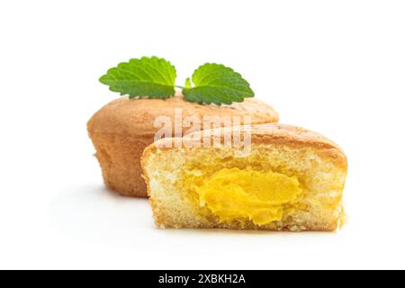 Mini torte ripiene di crema pasticcera isolate su bianco Foto Stock