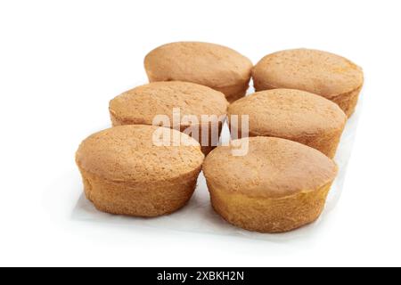 Mini torte ripiene di crema pasticcera isolate su bianco Foto Stock