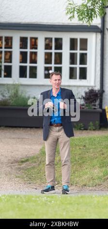 Shamley Green, Surrey, Regno Unito. Mercoledì 12 giugno 2024. Jeremy Hunt Cancelliere conservatore che si è impegnato nella campagna elettorale di Godalming e Ash a Shamley Green, Surrey, Foto Stock