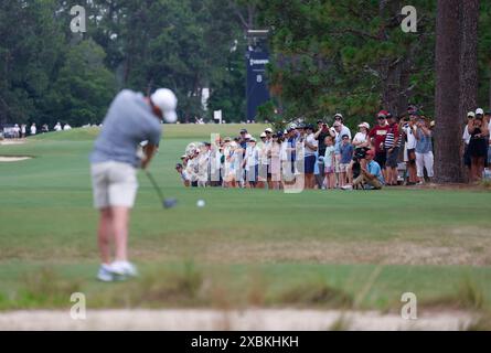 Pinehurst, Stati Uniti. 12 giugno 2024. Gli spettatori guardano mentre Rory McIlroy dell'Irlanda del Nord colpisce un drive durante un round di allenamento al 124° campionato di golf degli U.S. Open al Pinehurst Resort & Country Club di Pinehurst, N.C. mercoledì 12 giugno 2024. Foto di John Angelillo/UPI credito: UPI/Alamy Live News Foto Stock