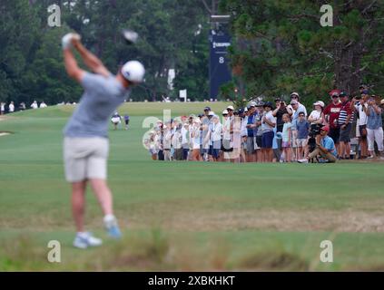 Pinehurst, Stati Uniti. 12 giugno 2024. Gli spettatori guardano mentre Rory McIlroy dell'Irlanda del Nord colpisce un drive durante un round di allenamento al 124° campionato di golf degli U.S. Open al Pinehurst Resort & Country Club di Pinehurst, N.C. mercoledì 12 giugno 2024. Foto di John Angelillo/UPI credito: UPI/Alamy Live News Foto Stock