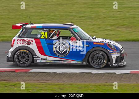 Tom Ovenden premia gli spettatori alla fine della gara Vertu Mini Challenge, Snetterton, Norwich, Norfolk, Regno Unito, 26 maggio 2024 Foto Stock