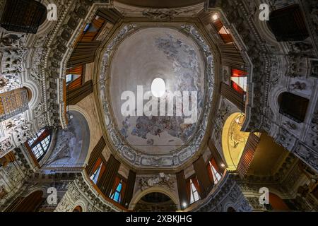 Palermo, Sicilia, Italia - 29 agosto 2023: La facciata della Chiesa del Santo Salvatore che si affaccia su corso Vittorio Emanuele, nel centro di Palermo. Foto Stock