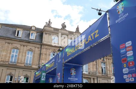 Stoccarda, Germania. 12 giugno 2024. Vista dell'ingresso alla zona dei tifosi per il Campionato europeo di calcio 2024 a Schlossplatz. Il Campionato europeo di calcio si svolgerà dal 14 giugno al 14 luglio. Crediti: Bernd Weißbrod/dpa/Alamy Live News Foto Stock