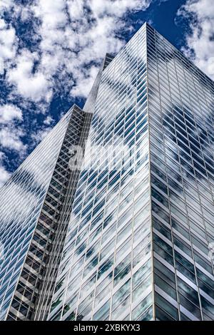 200 West Street, vista ad angolo basso, esterno dell'edificio contro le nuvole e il cielo blu, New York City, New York, Stati Uniti Foto Stock