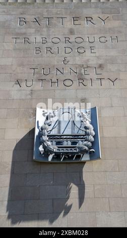 Brooklyn Battery Tunnel, vista ad angolo basso dell'edificio monumentale di ventilazione con facciate in granito, dettaglio architettonico ravvicinato, New York City, New York, USA Foto Stock