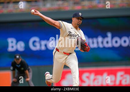 Minneapolis, Minnesota, Stati Uniti. 12 giugno 2024. Lanciatore dei Minnesota Twins JHOAN DURAN (59) durante una partita di baseball della MLB tra i Minnesota Twins e i Colorado Rockies al Target Field il 12 giugno 2024. I Twins vinsero 17-9. (Immagine di credito: © Steven Garcia/ZUMA Press Wire) SOLO PER USO EDITORIALE! Non per USO commerciale! Foto Stock