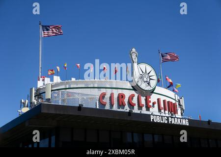 Crociere turistiche Circle Line, edificio circolare esterno, New York City, New York, Stati Uniti Foto Stock