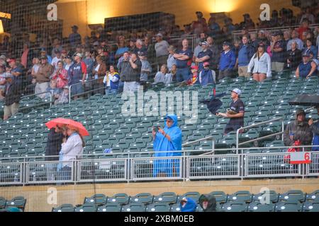 Minneapolis, Minnesota, Stati Uniti. 12 giugno 2024. Tifosi durante un ritardo di pioggia durante una partita di baseball della MLB tra i Minnesota Twins e i Colorado Rockies al Target Field il 12 giugno 2024. I Twins vinsero 17-9. (Immagine di credito: © Steven Garcia/ZUMA Press Wire) SOLO PER USO EDITORIALE! Non per USO commerciale! Foto Stock