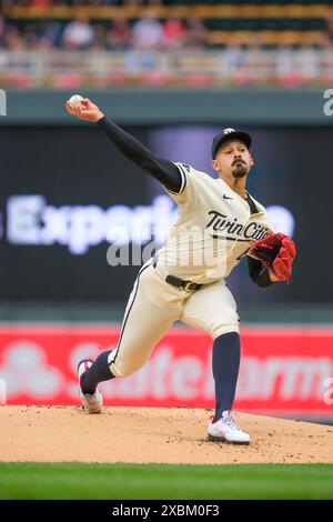 Minneapolis, Minnesota, Stati Uniti. 12 giugno 2024. Il lanciatore titolare dei Minnesota Twins PABLO l'PEZ (49) durante una partita di baseball della MLB tra i Minnesota Twins e i Colorado Rockies al Target Field il 12 giugno 2024. I Twins vinsero 17-9. (Immagine di credito: © Steven Garcia/ZUMA Press Wire) SOLO PER USO EDITORIALE! Non per USO commerciale! Foto Stock