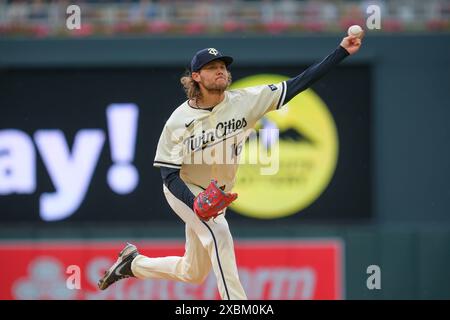 Minneapolis, Minnesota, Stati Uniti. 12 giugno 2024. Il lanciatore dei Minnesota Twins STEVEN OKERT (16) durante una partita di baseball della MLB tra i Minnesota Twins e i Colorado Rockies al Target Field il 12 giugno 2024. I Twins vinsero 17-9. (Immagine di credito: © Steven Garcia/ZUMA Press Wire) SOLO PER USO EDITORIALE! Non per USO commerciale! Foto Stock