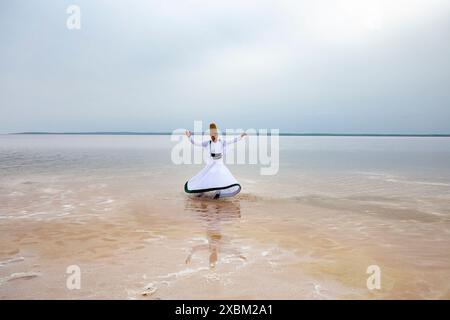 Il vortice sufi (turco: Semazen) è una forma di Sama o meditazione fisicamente attiva che ha avuto origine tra i sufi. Foto Stock