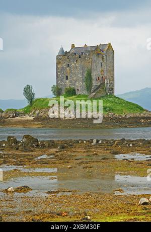 Castle Stalker si trova su un'insenatura di marea di Loch Linnie, Loch Laich ed è una casa a torre di quattro piani in rovina Foto Stock