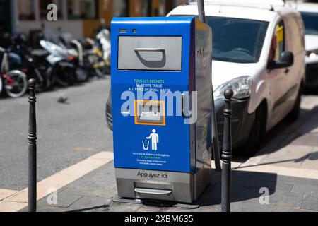 Nizza, Francia - 12 giugno 2024: Un moderno compattatore per rifiuti pubblici progettato per i rifiuti di piccole dimensioni è installato in una strada a Nizza, Francia. L'uni blu e grigio Foto Stock