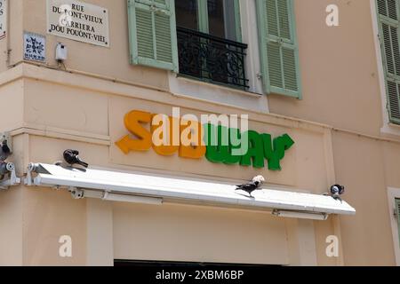 Nizza, Francia - 12 giugno 2024: Il logo della metropolitana riconoscibile sulla facciata di un edificio nella vivace città di Nizza Foto Stock