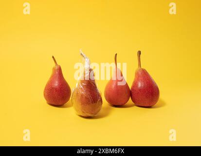 Pere disposte in linea orizzontale, una in foglio di plastica. Vista dall'alto Foto Stock