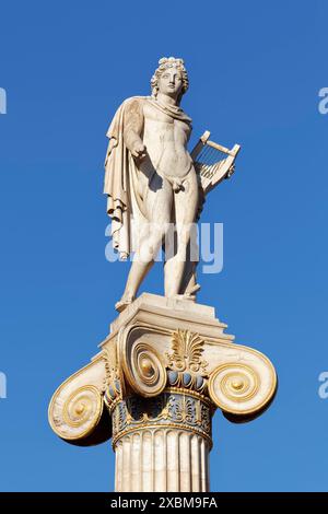 Colonna con statua di Apollo di fronte all'Accademia di Atene, cielo blu, scultore Leonidas Drosis, Grecia Foto Stock