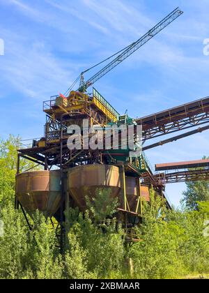 Old Industry Machine in the Nature in a Sunny Day in Italy Foto Stock
