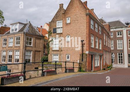 Diverse case in mattoni in un centro storico con strade acciottolate e un'atmosfera storica, Dordrecht, olanda, paesi bassi Foto Stock