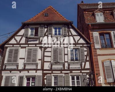 Una tradizionale casa in legno con persiane in una storica città vecchia, Wissembourg, Alsazia, Francia Foto Stock