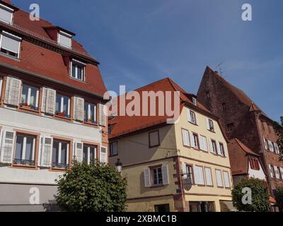 Case a graticcio e altri edifici tradizionali sotto un cielo blu, Wissembourg, Alsazia, Francia Foto Stock