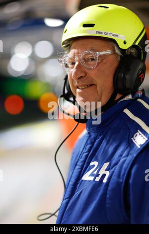 Le Mans, Francia. 12 giugno 2024. Commissario marshall, durante la 24 ore di le Mans 2024, 4° round del Campionato Mondiale Endurance FIA 2024, sul circuito delle 24 Heures du Mans, il 12 giugno 2024 a le Mans, Francia - Photo Frédéric le Floc'h/DPPI Credit: DPPI Media/Alamy Live News Foto Stock