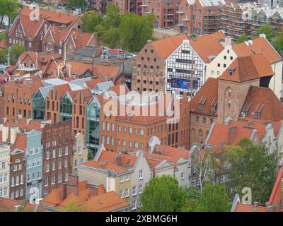 Un denso complesso di edifici tradizionali con tetti di tegole rosse e architettura moderna, visto da una vista a volo d'uccello, Danzica, Polonia Foto Stock