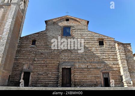 Montepulciano, Val d'Orcia, provincia di Siena, Toscana, Italia, Europa, Una chiesa medievale in mattoni sotto un cielo azzurro, Toscana, Europa Italia Foto Stock