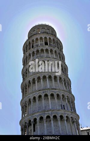 Sito patrimonio dell'umanità dell'UNESCO, Pisa, Toscana, Italia, Europa, la Torre Pendente di Pisa contro un cielo azzurro Foto Stock