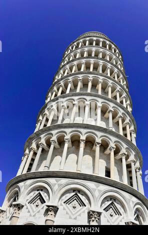 Sito patrimonio dell'umanità dell'UNESCO, Pisa, Toscana, Italia, Europa, la parte superiore della Torre Pendente di Pisa con i suoi caratteristici archi contro il blu Foto Stock