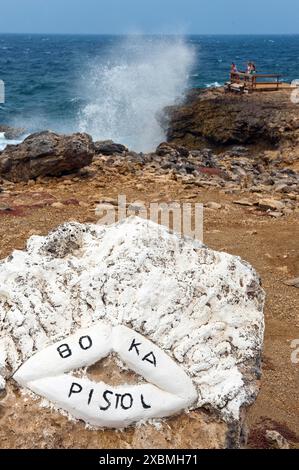 Punto panoramico nella riserva naturale del Parco Nazionale dello Shete Boka con vista dal crepaccio roccioso Boka Pistol che spruzza in alto Foto Stock