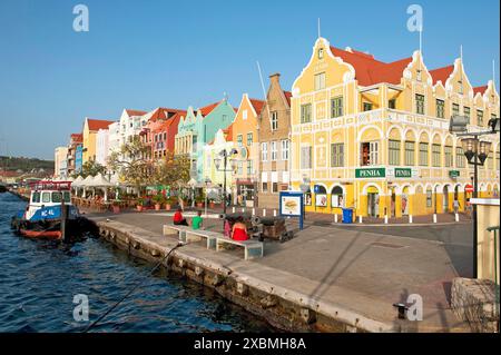 Vista della passeggiata del porto di Willemstad con le case di Handelskade in stile coloniale nei Caraibi olandesi, a sinistra sul bordo della foto Foto Stock