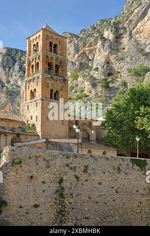 Chiesa di Notre-Dame-de-l'Assomption, villaggio di montagna, Moustiers-Sainte-Marie, Alpi provenzali, Alpi occidentali, Alpi, Alpes-de-Haute-Provence Foto Stock