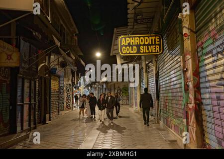 Passeggiate in un vicolo di notte, negozi chiusi, mercato delle pulci di Monastiraki, Atene, Grecia Foto Stock