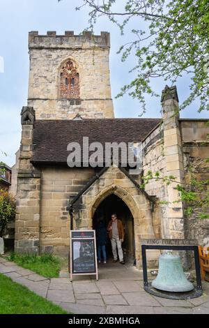 Una ex chiesa parrocchiale classificata di primo livello, la Holy Trinity Church, Goodramgate, offre uno scorcio del mondo medievale dietro una strada trafficata, York, Regno Unito Foto Stock