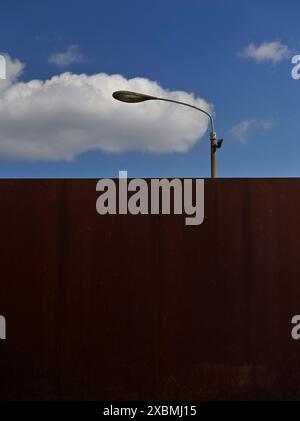 Dettaglio del Memoriale del muro di Berlino con pareti in acciaio e strisce luminose di confine su Bernauer Strasse, quartiere Mitte, Berlino, Germania Foto Stock