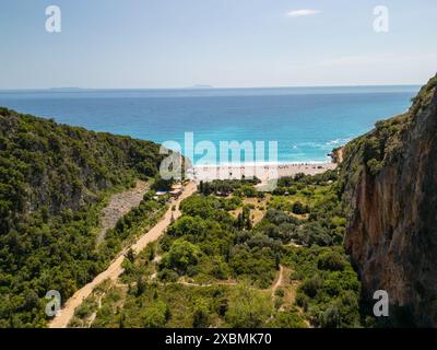 Vista aerea della costa di Gjipe Beach tra Dhermi e Himara sul Mar Ionio nel sud dell'Albania Foto Stock
